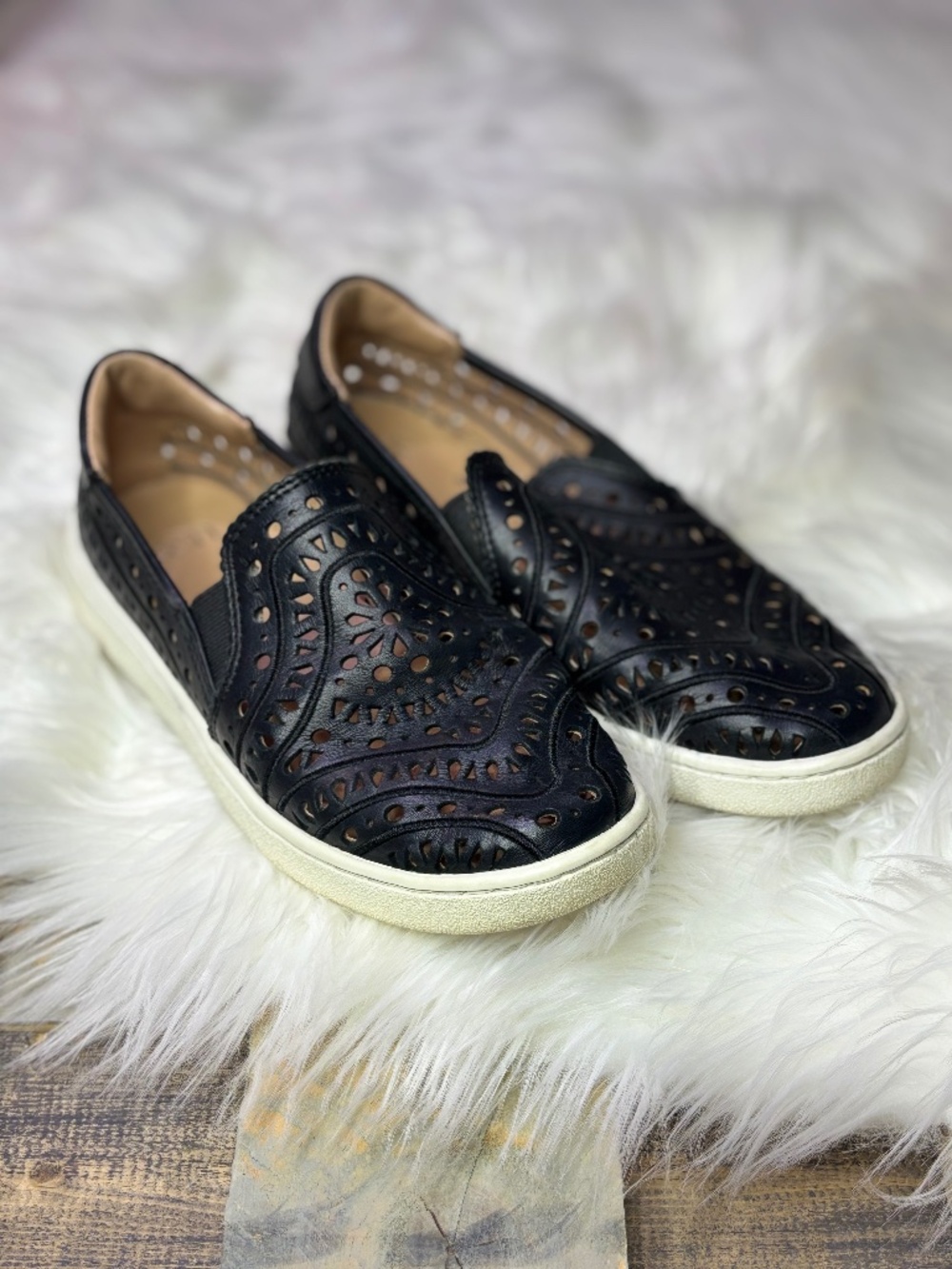 EUC [UGG] Black Leather Laser Cut < Cas Perf > Slip On Flats Sneakers Shoes | 6